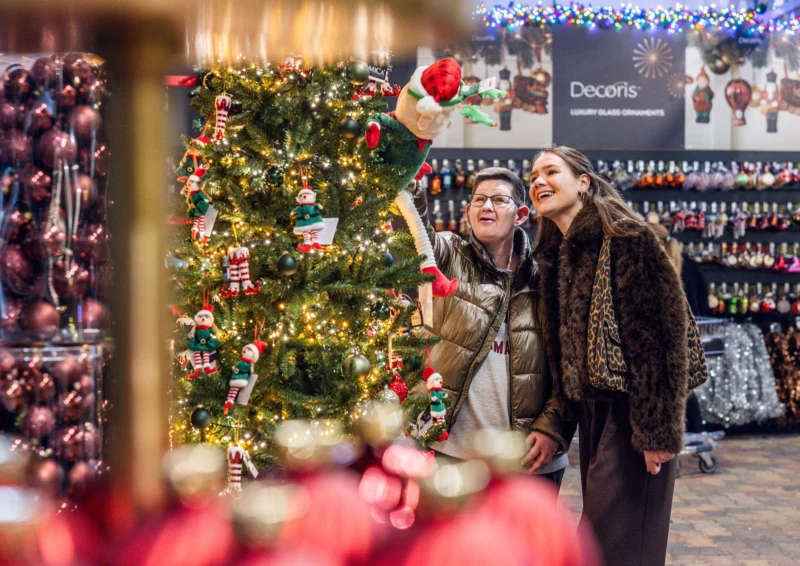 Cliënt en vrijwilliger kijken samen naar een kerstshow