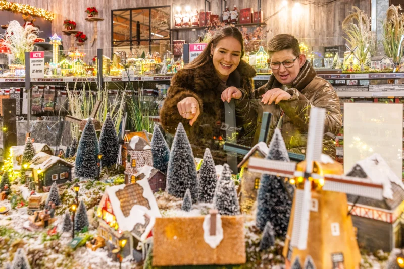 Cliënt en vrijwilliger kijken samen naar een kerstshow