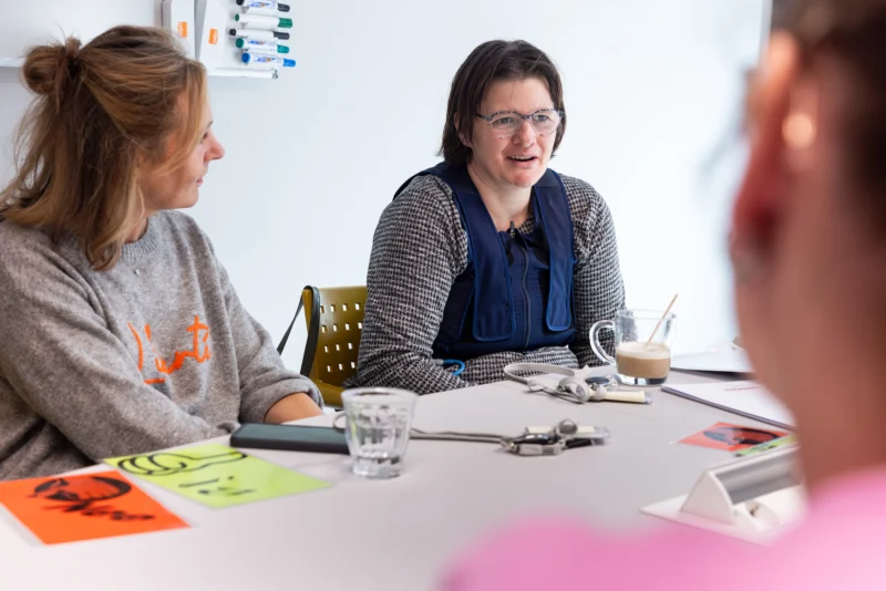 Ervaringsdeskundige van cliëntburo STERK in gesprek met medewerkers van gemeente Helmond