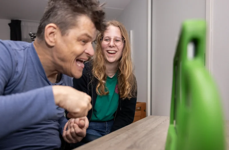 Eva werkt bij de loop met veel plezier