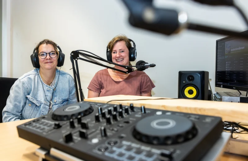 Twee vriendinnen die samen radio maken bij RadioORO