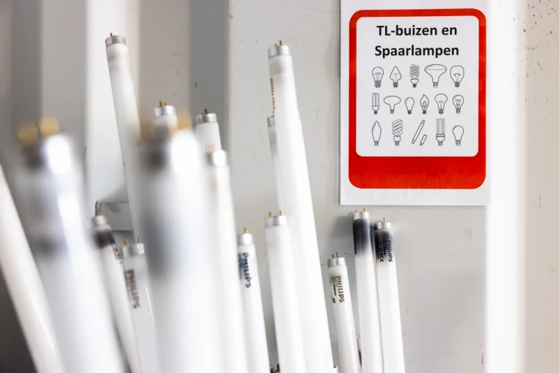 Bak met tl-buizen en spaarlampen.