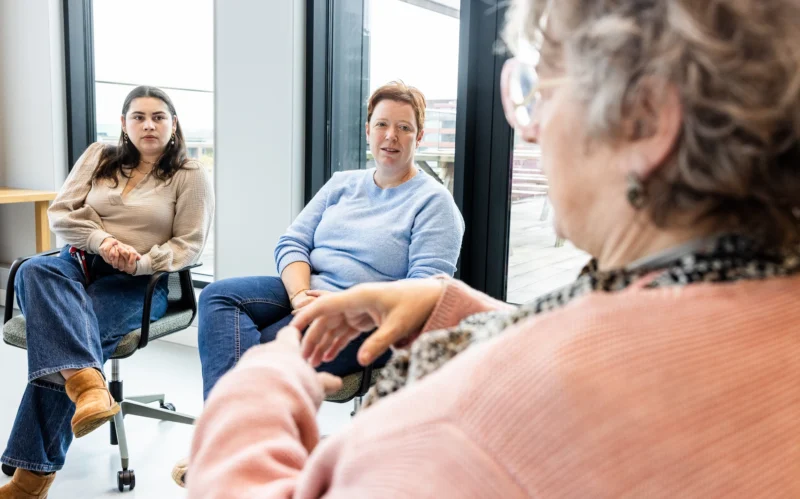 Ervaringsdeskundige van cliëntburo STERK in gesprek met medewerkers van gemeente Helmond