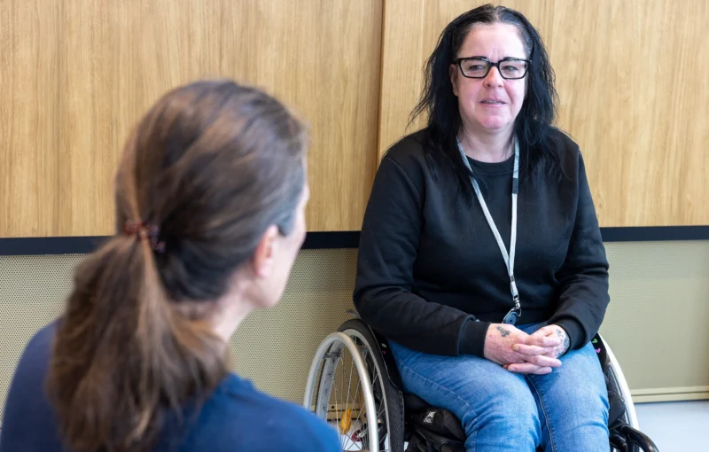 Ervaringsdeskundige van cliëntburo STERK in gesprek met gemeente Helmond