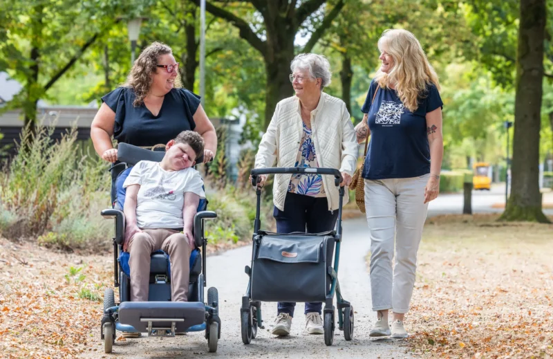 Ellen en Angela en familie lopen buiten