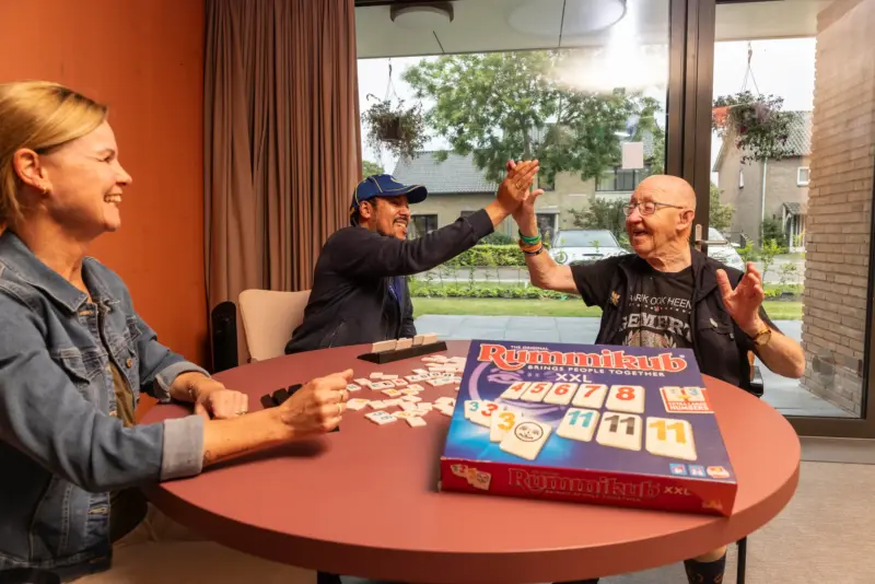 ORO cliënten spelen het spel Rummikub in woning Pontenage