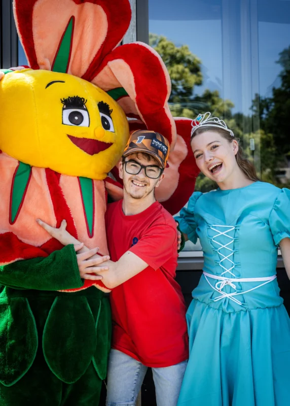 Cliënt met mascottes op Verwendag