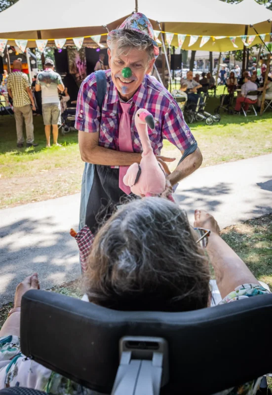 Tenderclown in actie tijdens Verwendag