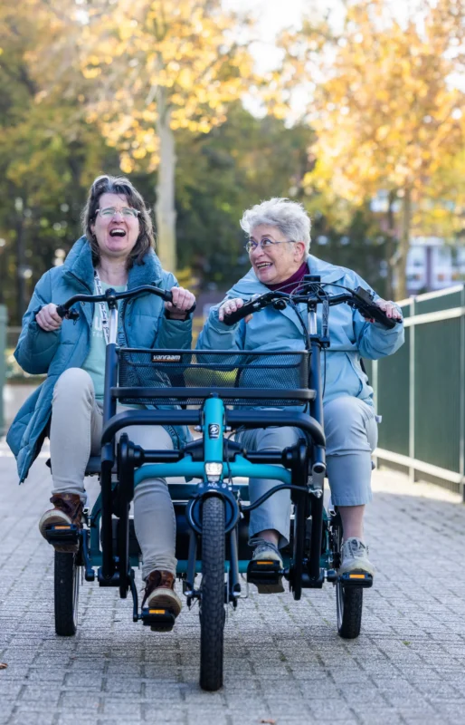 Voorzitter van de Vrienden van ORO op een duofiets met cliënt