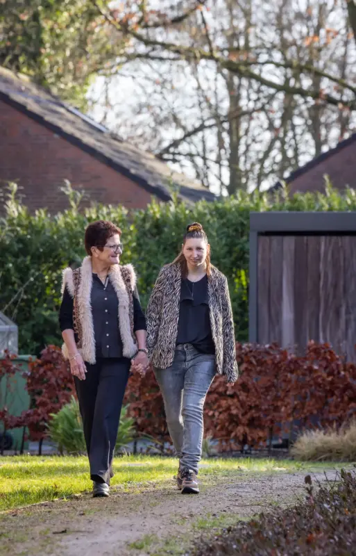 Vrijwilliger Marian samen met cliënt Denise