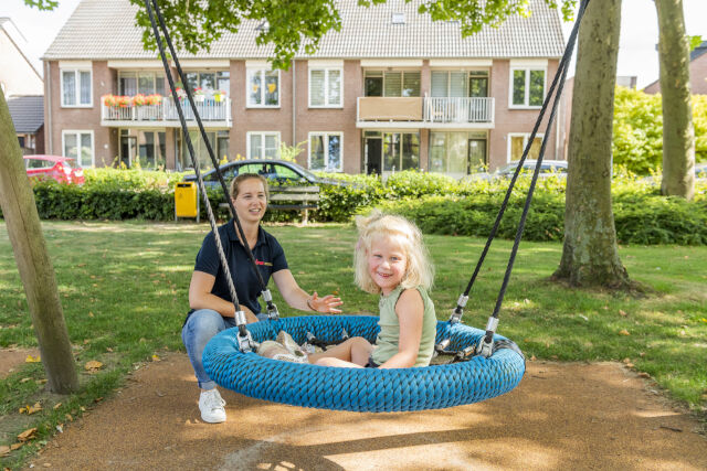 Cliënt in nestschommel met begeleider van Lore