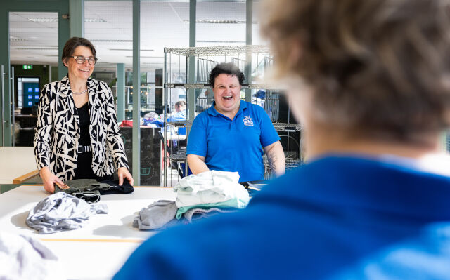 Mirjam op werkbezoek bij werkpost Was&Strijk