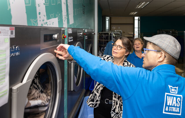 Mirjam op werkbezoek bij werkpost Was&Strijk